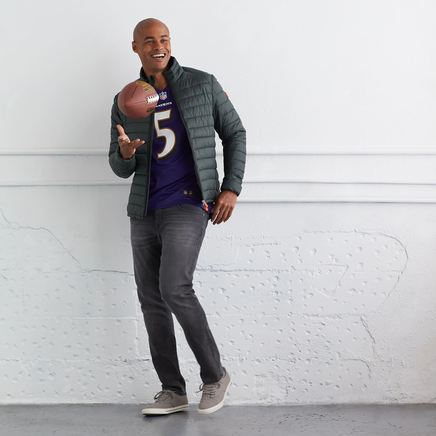 Here's how to create outfits with a football jersey - Styl Inc